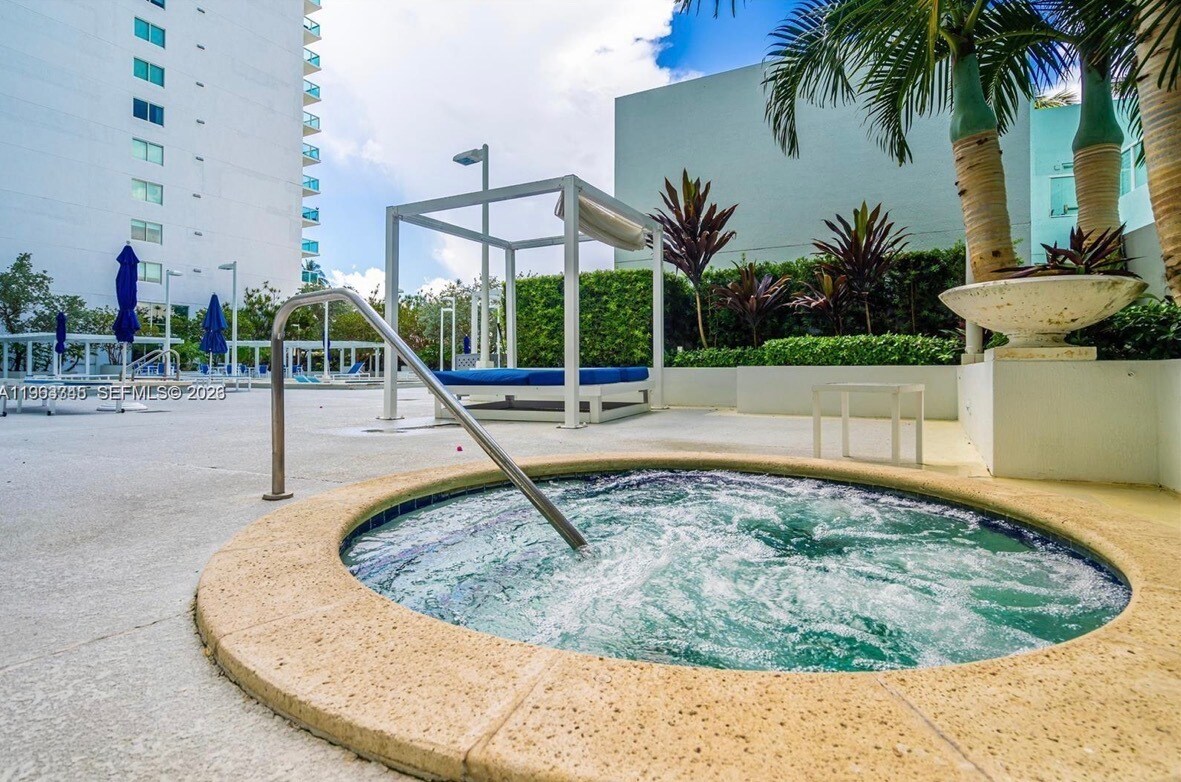 Building Photo - 1800 N Bayshore Dr