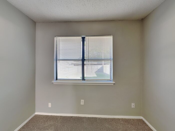 Building Photo - 3014 Pepperidge Dr E