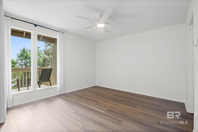 Building Photo - 2024 Sea Cliff Dr N