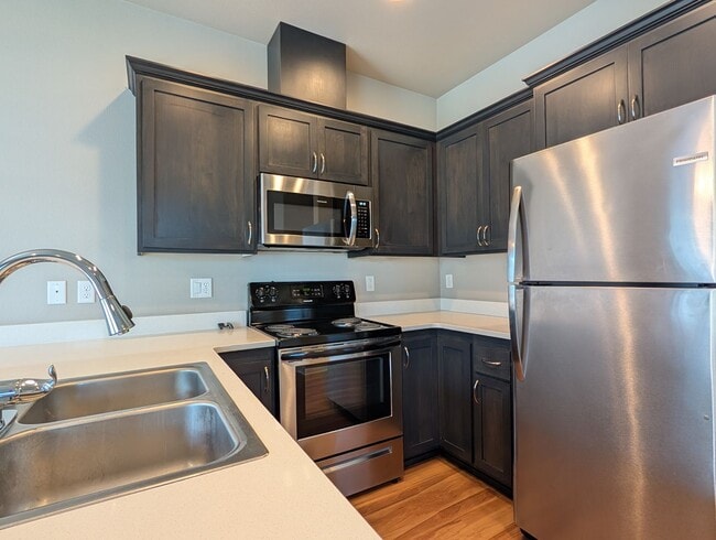 Building Photo - Great 3 bedroom/ 2.5 bathroom duplex- Near...
