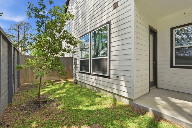 Building Photo - 1113 Highland Square Ln