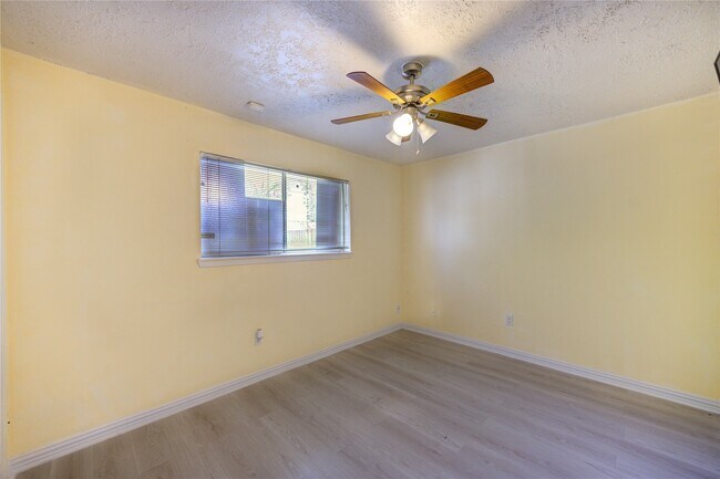 Building Photo - 6227 S Pinesap Dr