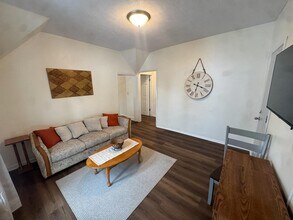 Building Photo - 622 E Locust St