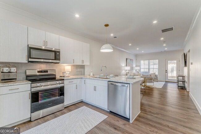 Building Photo - 79 Chateau Dr SE