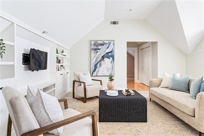 Building Photo - 428 S Howard St SE