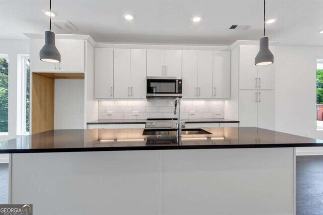 Building Photo - 400 Pratt Dr SE