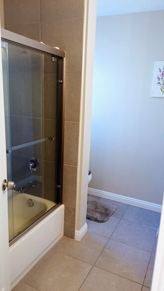 bathroom tub - 7200 Pirates Cove Rd