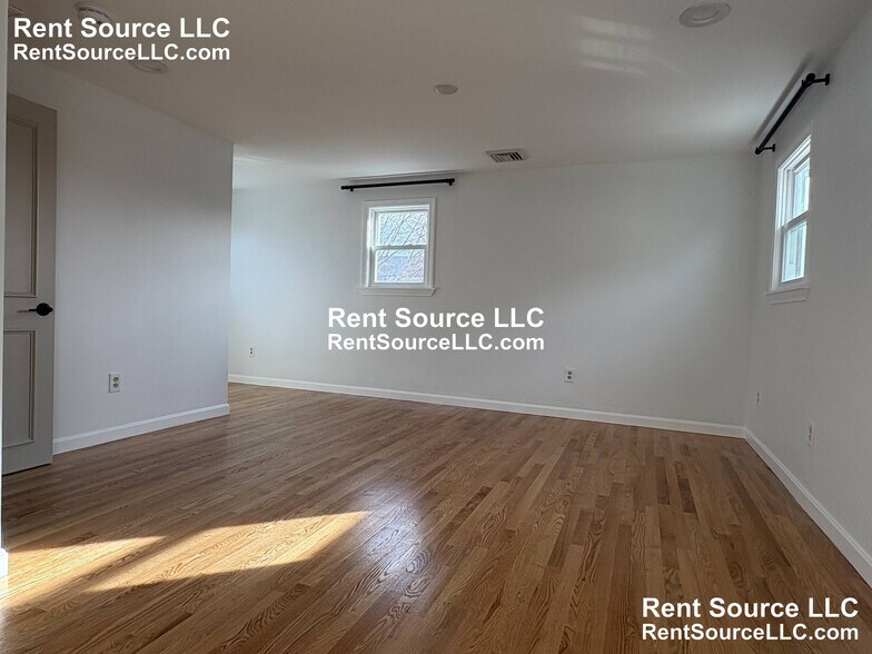 Building Photo - 52 Cotting St