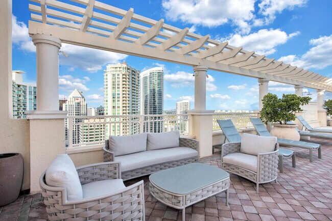 Building Photo - 511 SE 5 Ave