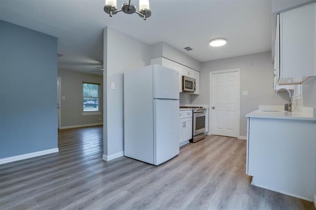 Building Photo - 600 Bramble Dr