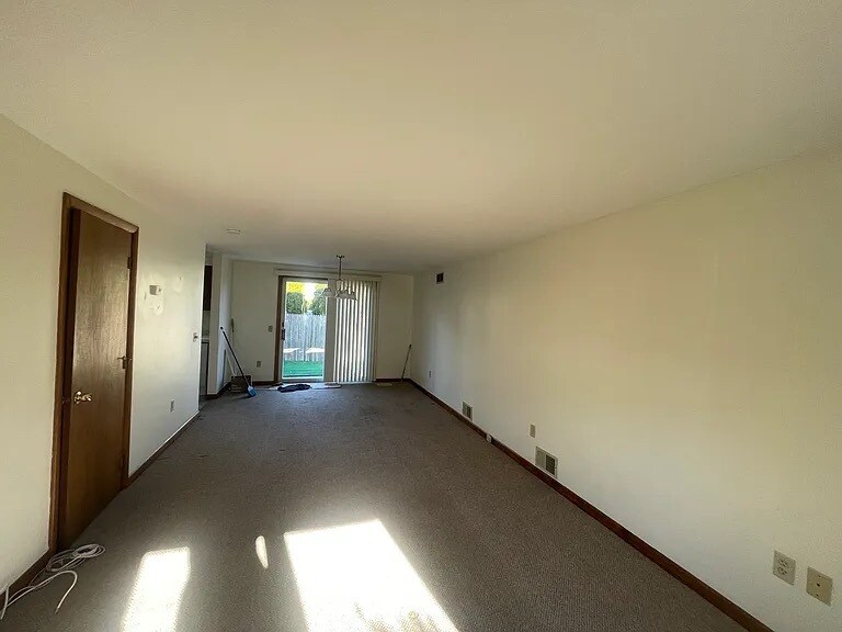 Main living/dining area - 9 Gillan Ave