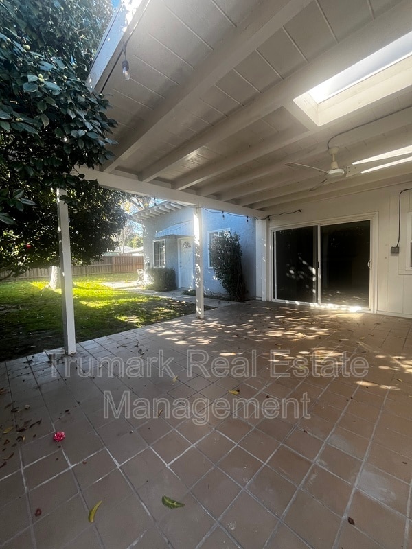 Building Photo - 337 S Beachwood Dr