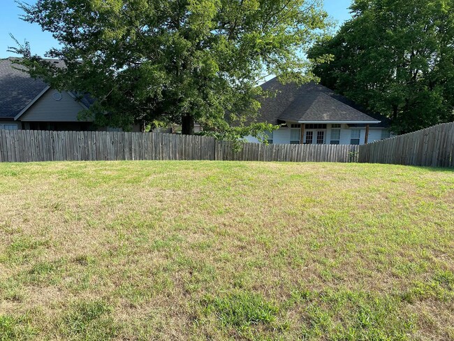 Building Photo - Available August 1st! Recently Updated 3-B...
