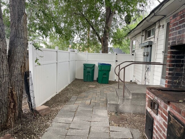 Building Photo - 1 Bedroom / 1 Bathroom Duplex in Old South...