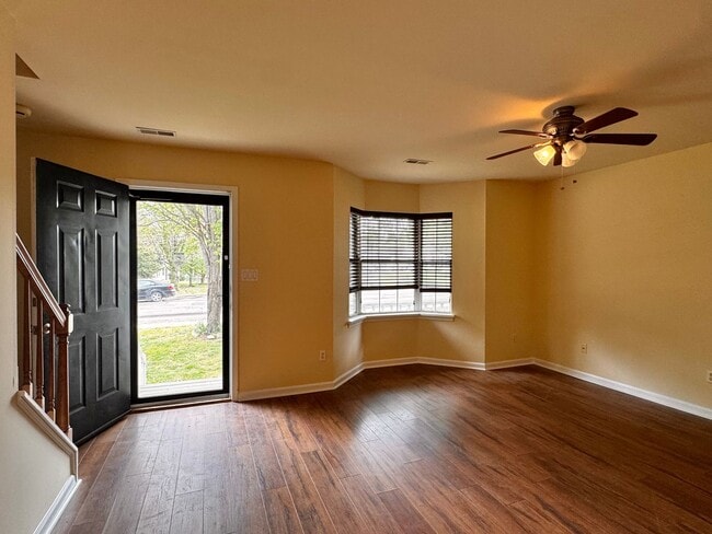 Building Photo - Briarwood Townhome close to NGIC and Hollymead Town Center!