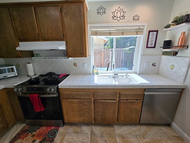 Building Photo - Updated - one story home in Moorpark's desirable Peach Hill neighborhood