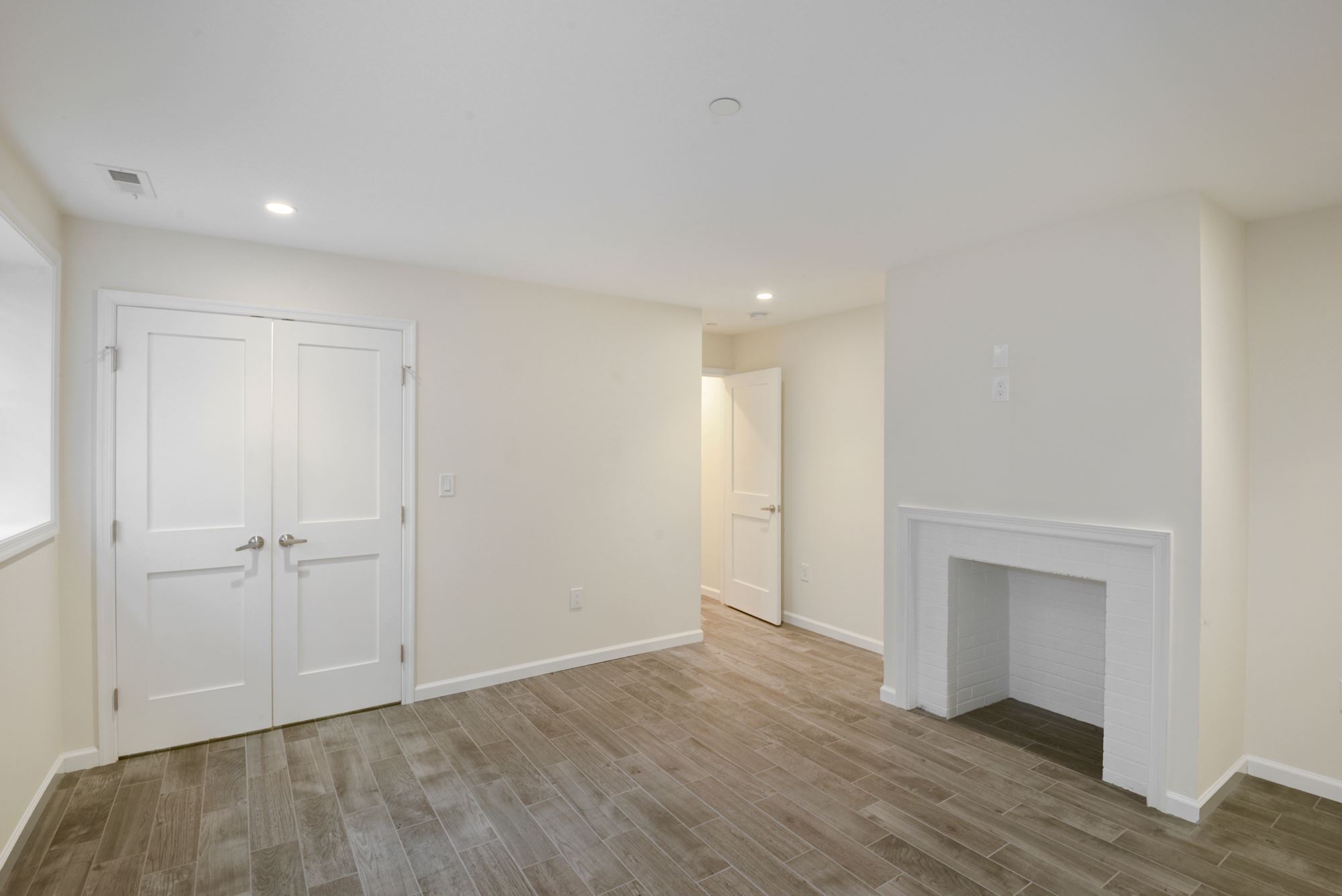 Large Bedroom w/ Double Door Closet w/ Built Ins! - 1892 Ontario Pl NW
