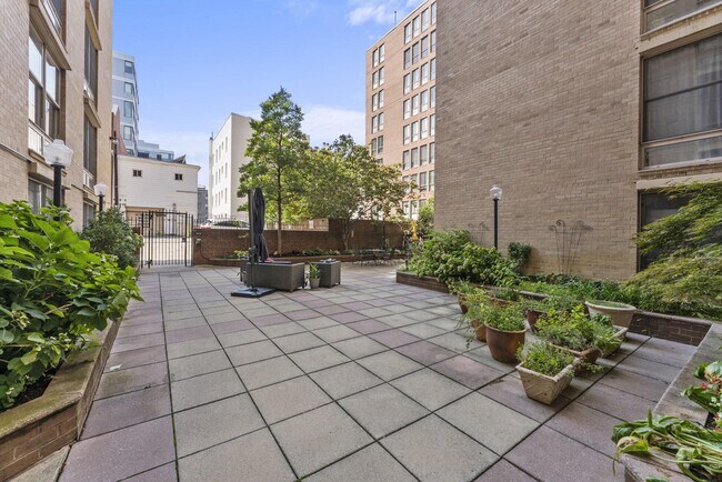 Building Photo - 1260 21st St NW