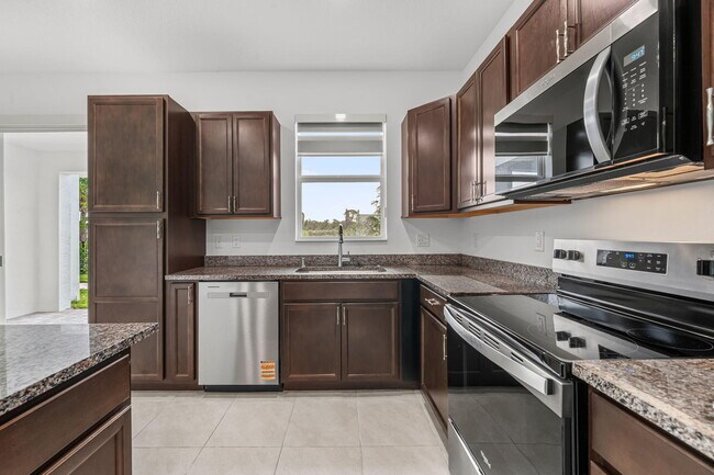 Building Photo - 4440 Longwood Lake Sq