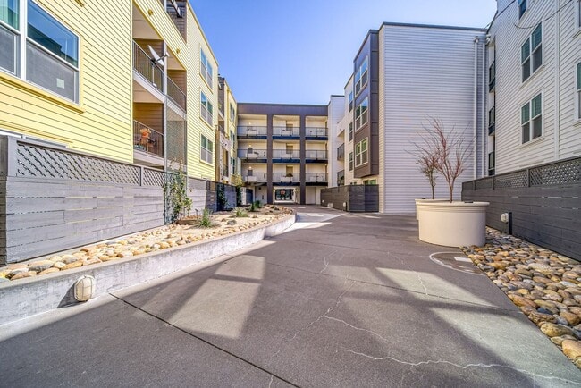 Building Photo - 2 bedroom 2 bathroom condo