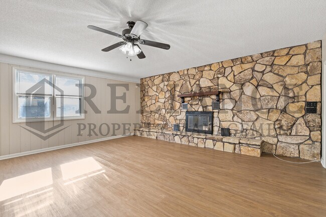 Building Photo - 220 E 44th St S