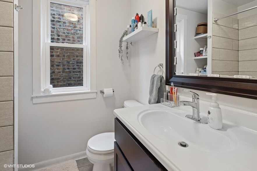 Bathroom 1 w/tub - 1517 N Bell Ave