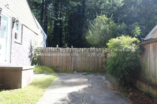 Building Photo - 4017 Doral Dr