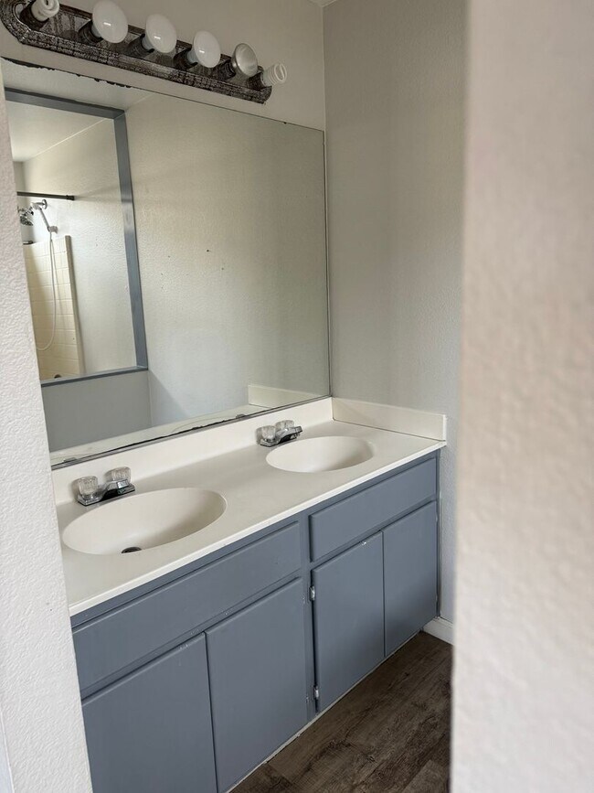 Building Photo - 3215 Glancy Dr