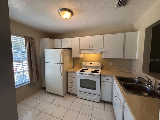 Building Photo - 2850 Westmoreland Ct