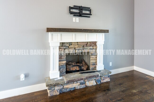 Building Photo - 9618 Shooting Star Cir