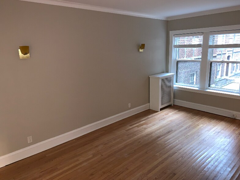 Building Photo - 2046 W Farragut Ave