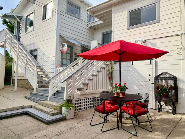 Primary Photo - 2528 De La Vina St