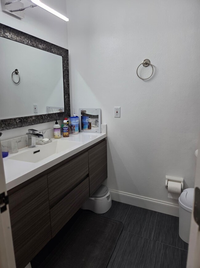 Building Photo - 810 Sandtree Dr