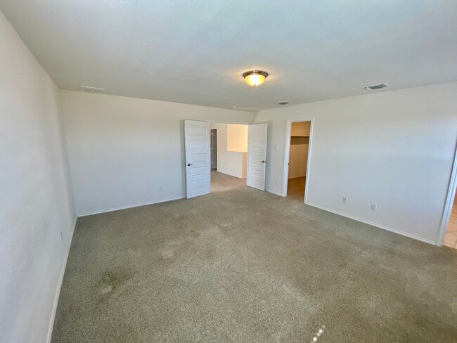 Building Photo - Live on the Golf Course at Star Ranch!! 4B...