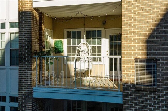 Building Photo - 220 Renaissance Pkwy NE