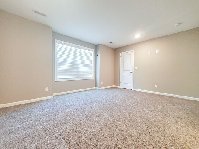 Building Photo - Two Bedroom with Garage on Exit 11!