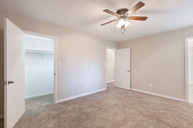 Building Photo - Spacious 3/2.5 Split Level w/ Large Bonus Room and Private Backyard!