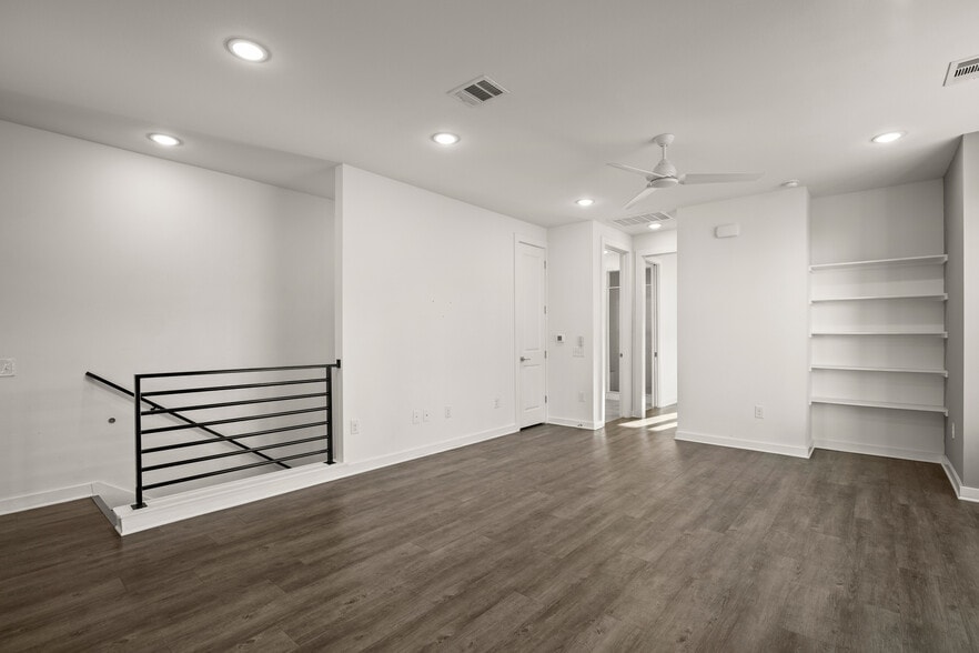 Building Photo - 2624 Metcalfe Rd