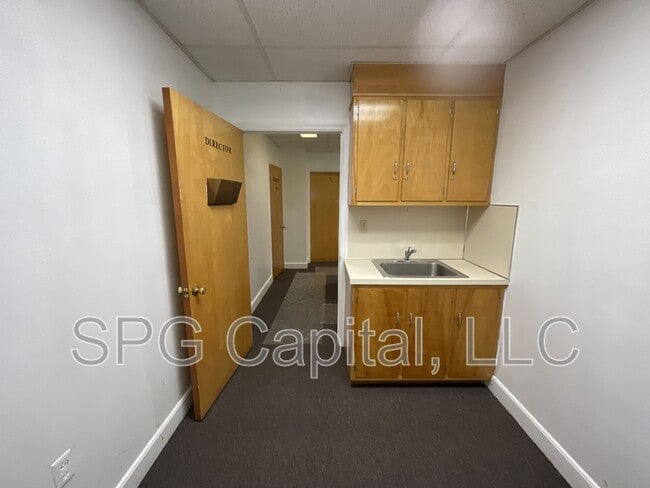 Building Photo - 5 Center Square