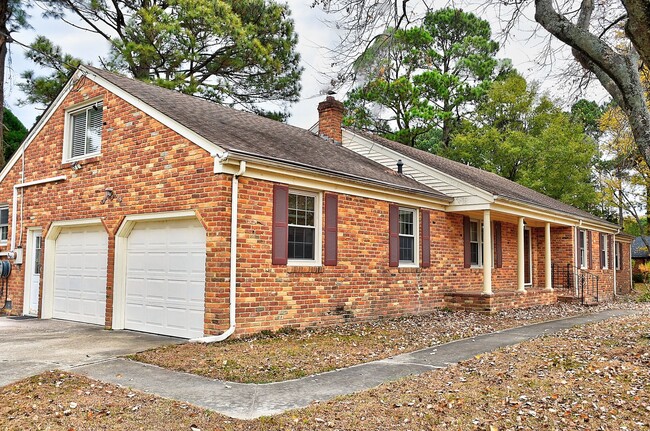 Building Photo - Renovated and ready for a new tenant