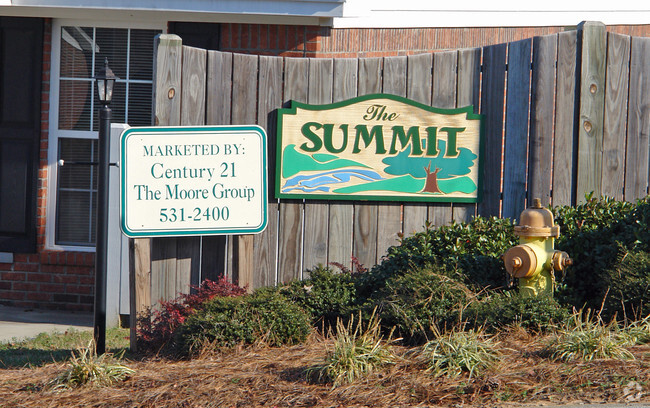 Building Photo - The Summit