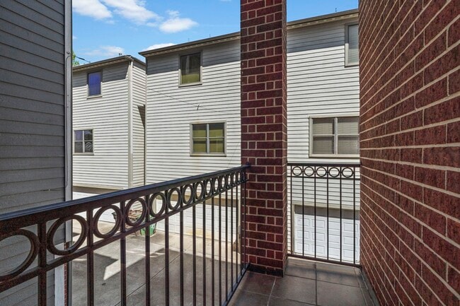 Building Photo - 1218 Sandman St