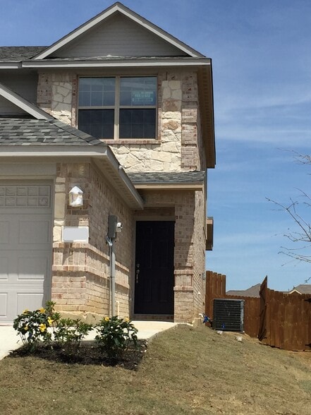 Entrance with Private Fenced-In Yard - 4928 villas drive