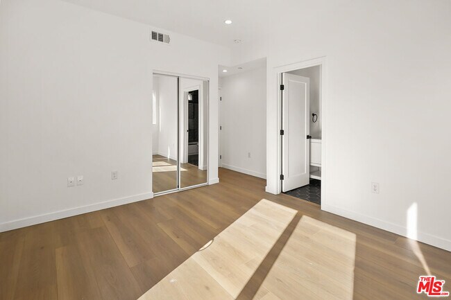 Building Photo - 1733 S New Hampshire Ave