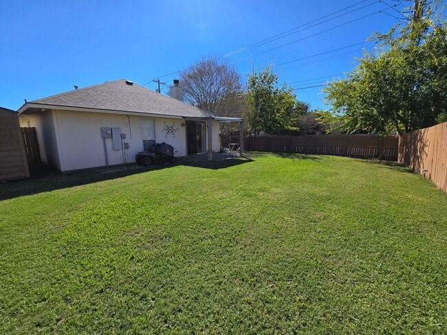 Building Photo - College Station - 3 bedroom / 2 bath / Garage / Fenced in back yard.