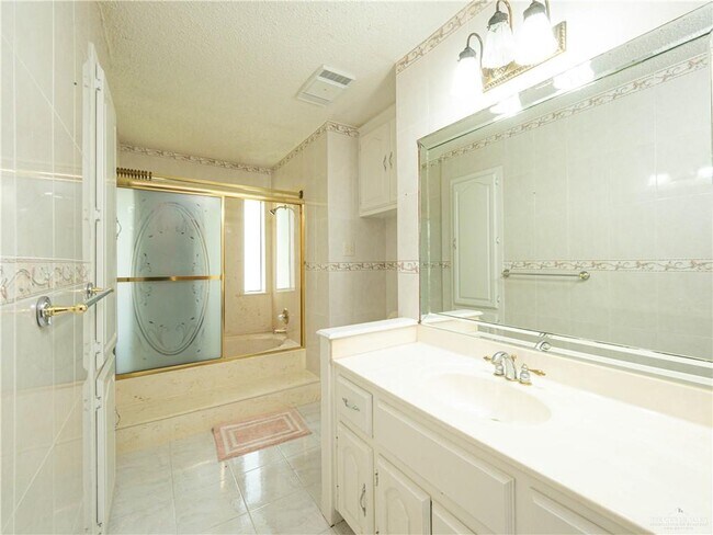 Building Photo - 36 Neuhaus Dr