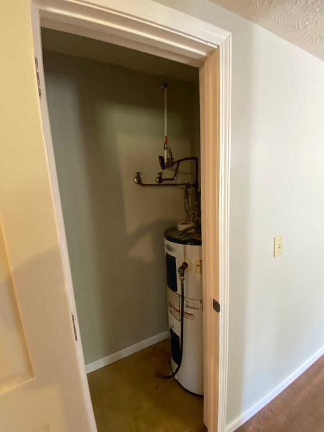 Building Photo - 131 Lake Dr