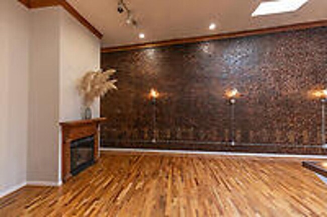 Building Photo - New Listing!