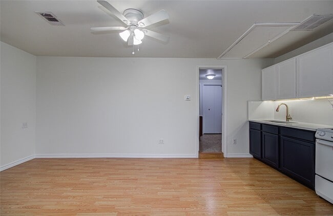Building Photo - 15510 Cypress Garden Dr