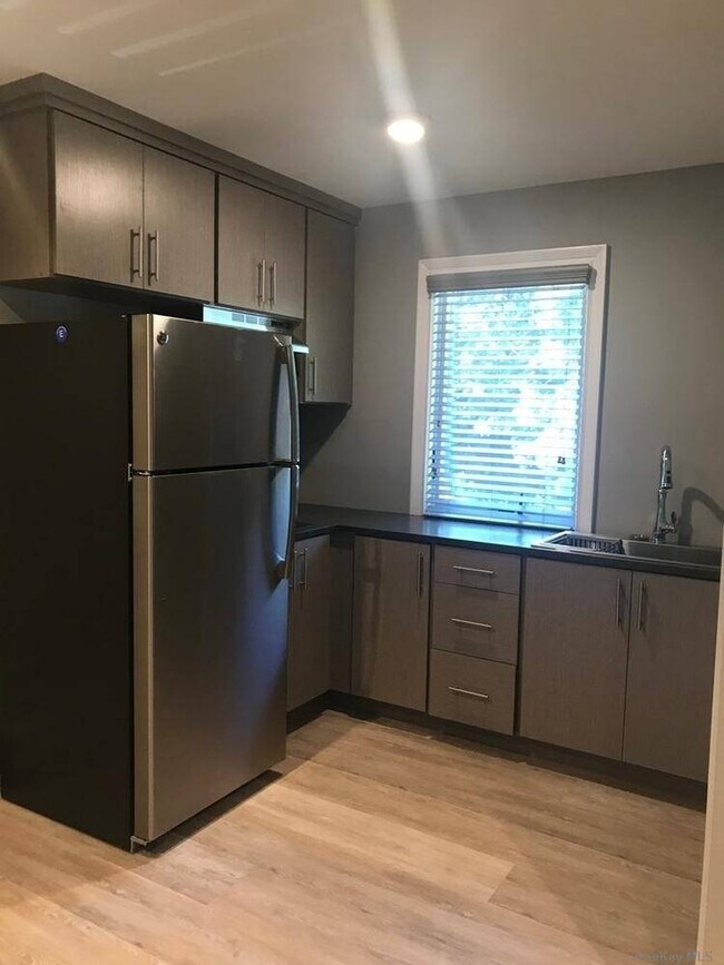 Building Photo - 328 Glen Cove Rd